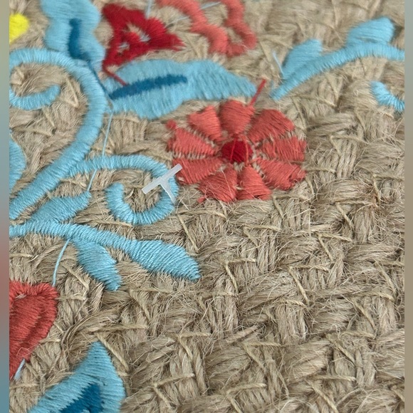 4 Pioneer Woman jute 15” round embroidered floral placemats NWOT SWEET ROSE - Picture 8 of 8